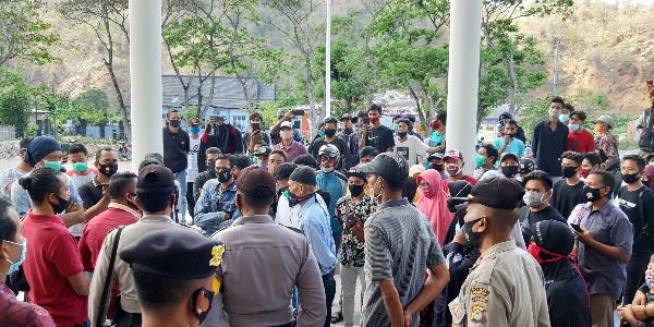 Tuntut Keadilan, Ratusan Keluarga Korban Pembunuhan Geruduk Kejari KSB