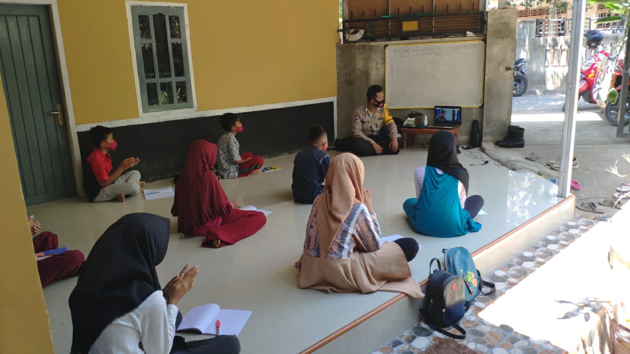 Polsek Keruak Fasilitasi Guru-Siswa Melalui Metode Daring