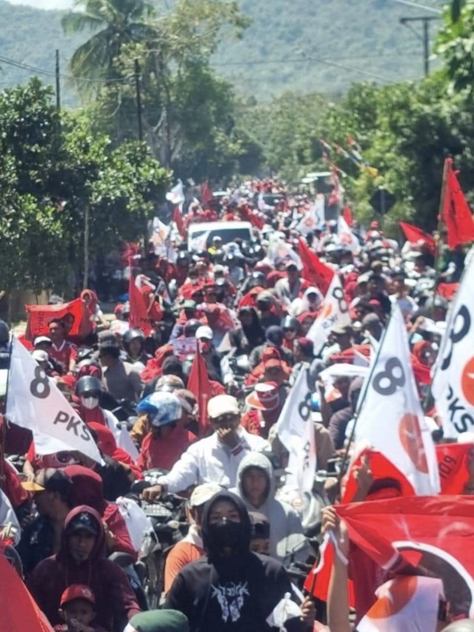 Daftar ke KPU Iringan Rombongan Paslon Amanah Pecah Rekor Durasi Terlama