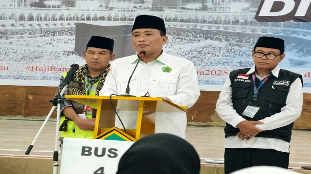 Serah Terima Jemaah Haji Kloter 10 NTB oleh Kakanwil Kemenag NTB, H. Zamroni Aziz