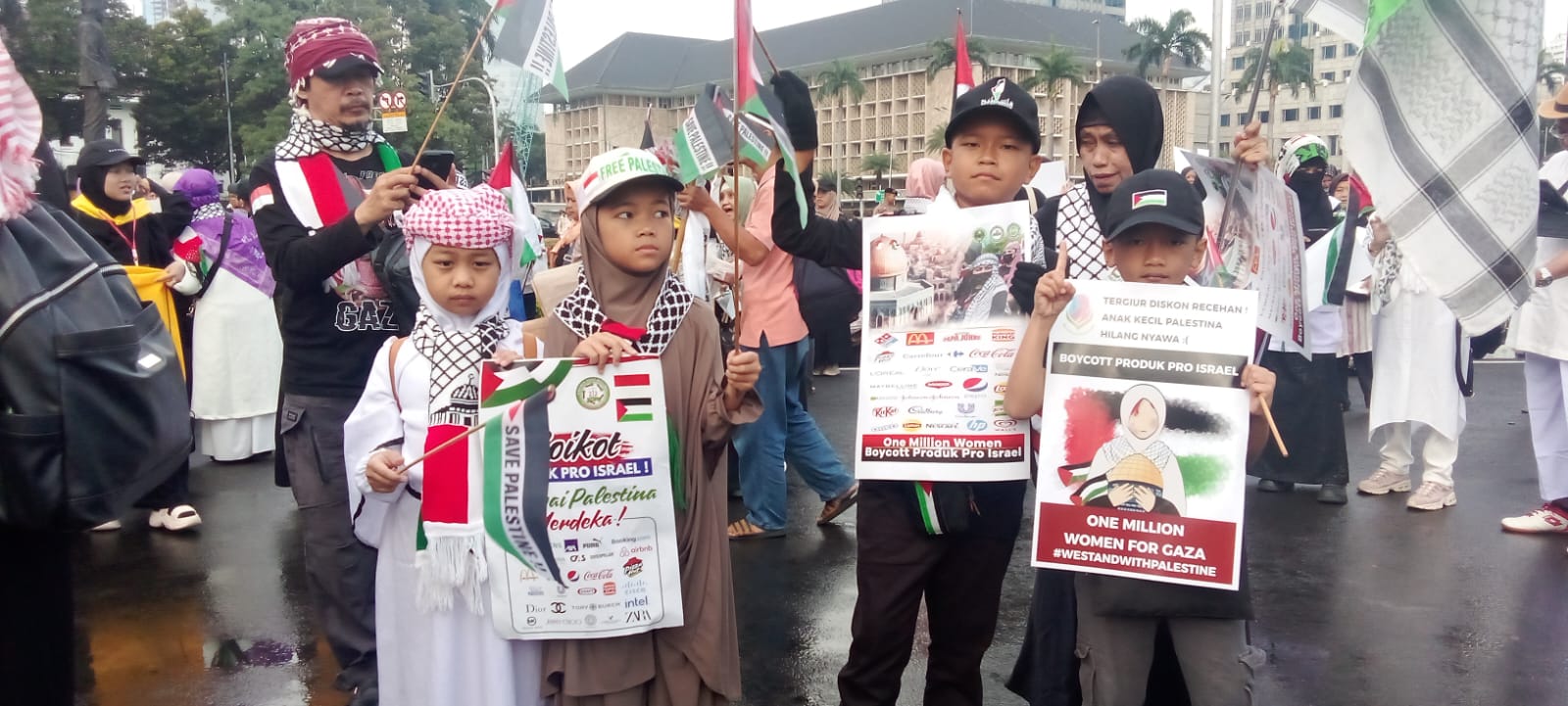 Ribuan Massa Perempuan Gelar Aksi Damai :Tolak Produk Pro Israel..!!